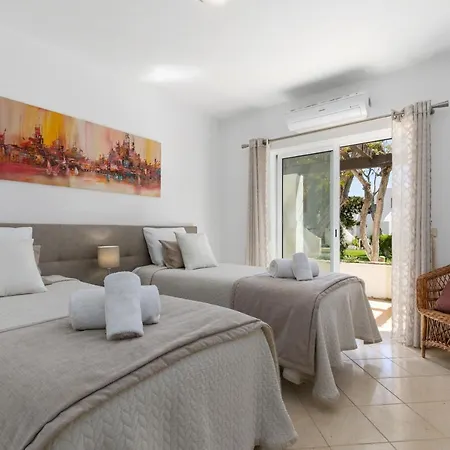 Balaia Golf Poolside Retreat Apartment *