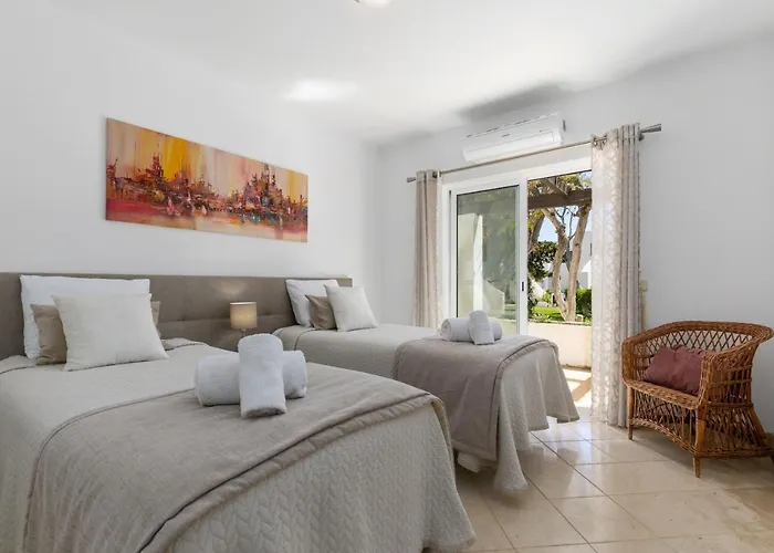 Balaia Golf Poolside Retreat 아파트 *