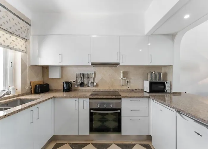 Balaia Golf Poolside Retreat 아파트 *