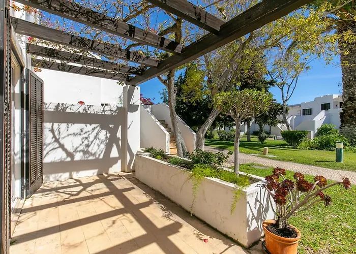 Balaia Golf Poolside Retreat 아파트 *