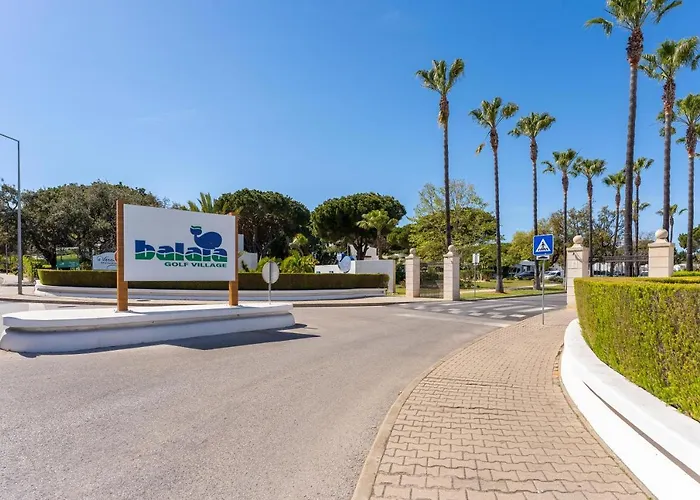 Balaia Golf Poolside Retreat 아파트 *