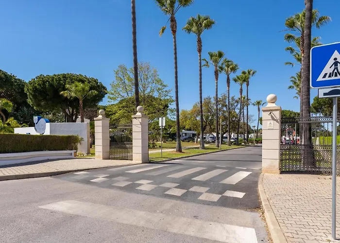 Balaia Golf Poolside Retreat 아파트